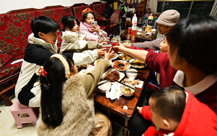 孩子们体验赣南客家春节年味。詹继成摄