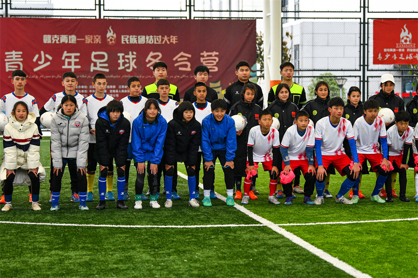 青少年足球队合影。詹继成摄