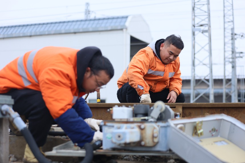 “眼科醫生”在檢查道岔轉轍機。曾耀凡攝