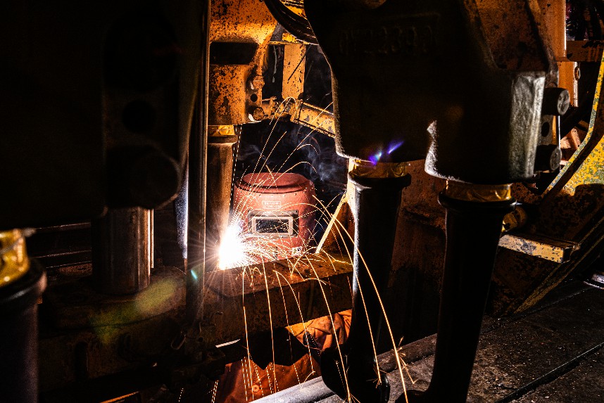 焊接時產生的絢麗火花將工作人員映照的猶如“蒙面焊匠”。