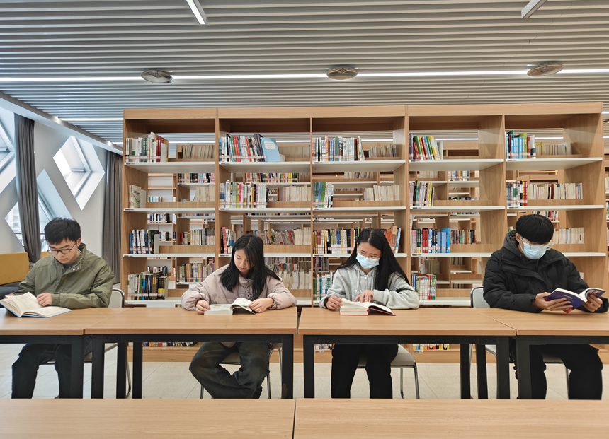 瑞金市圖書館內，市民正在閱讀。鄧詩怡攝