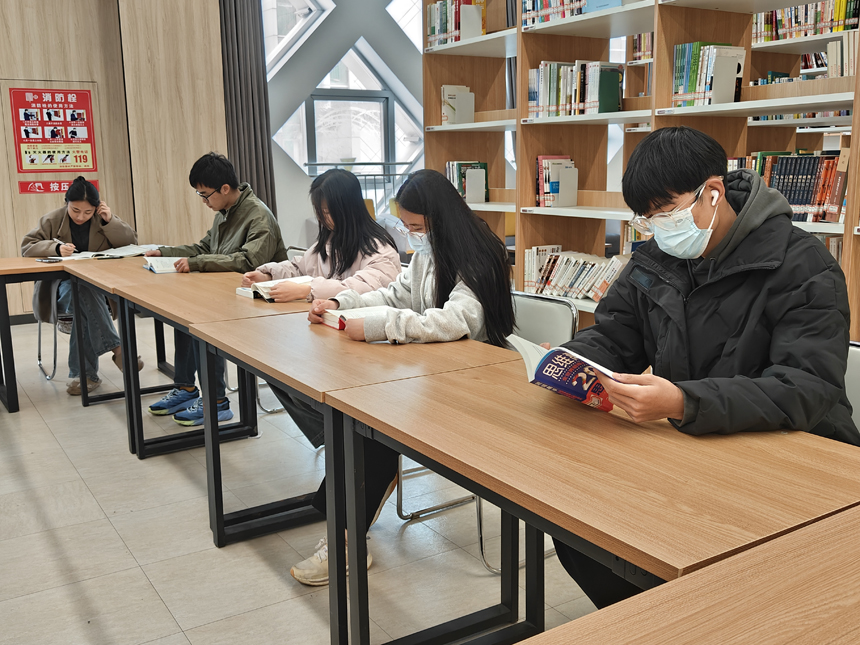 瑞金市图书馆内，市民正在阅读。邓诗怡摄