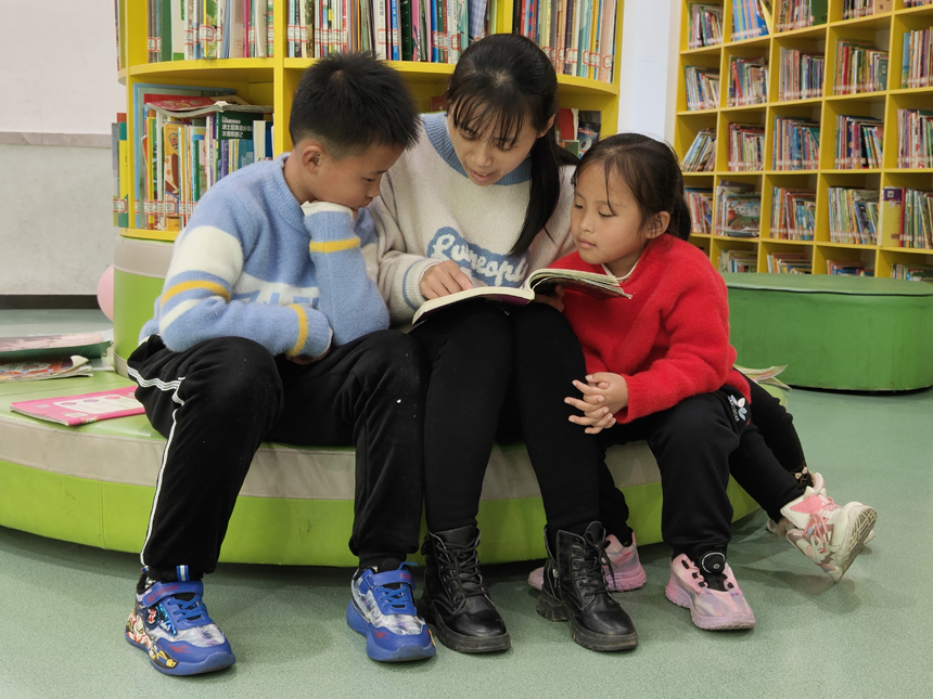 孩子们认真聆听绘本故事。邓诗怡摄