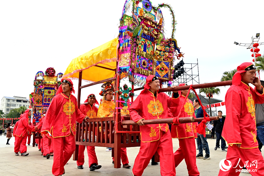 赣闽粤非遗民俗踏街活动在江西宁都举行，吸引众多市民、游客前来观看。人民网 朱海鹏摄