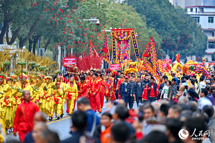 赣闽粤非遗民俗踏街活动在江西宁都举行，吸引众多市民、游客前来观看。人民网 朱海鹏摄