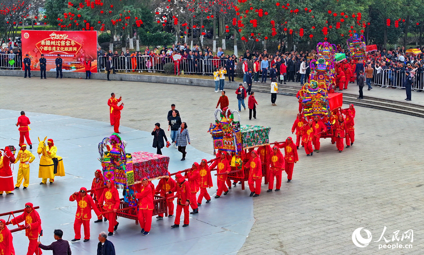 赣闽粤非遗民俗踏街活动在江西宁都举行，吸引众多市民、游客前来观看。人民网 朱海鹏摄