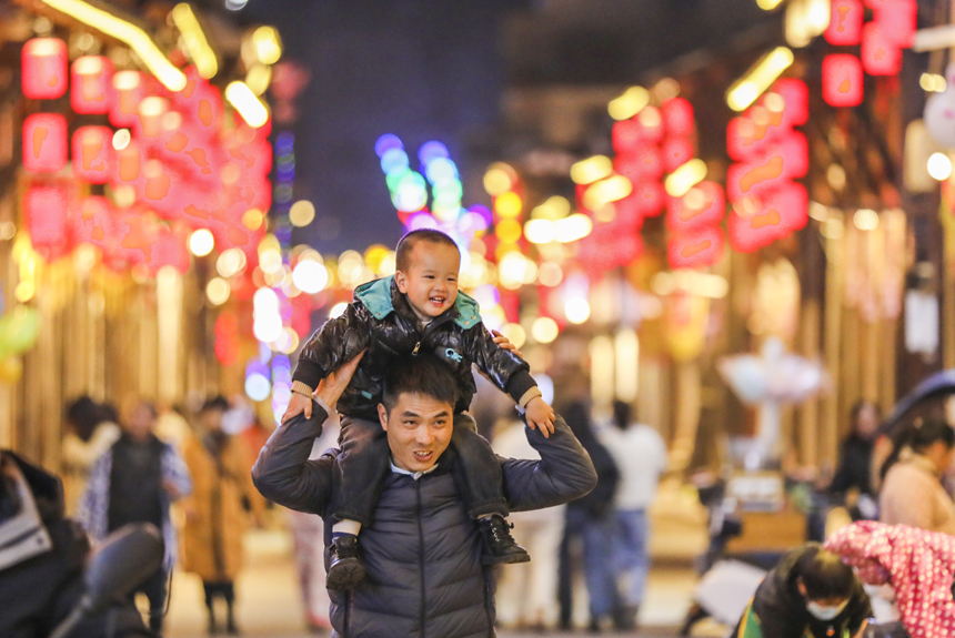 2月16日，家長們帶著孩子在江西省撫州市南豐古城游玩。謝東攝