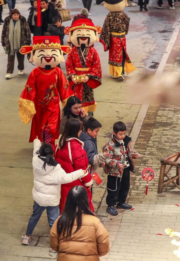 2月16日，家长们带着孩子在江西省抚州市南丰古城游玩。谢东摄