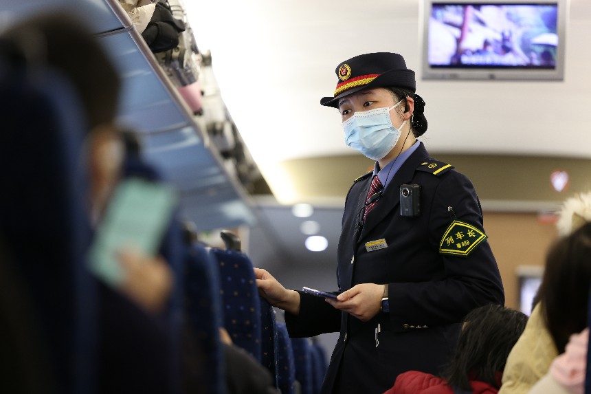 万婷在核验旅客席位信息。王超摄