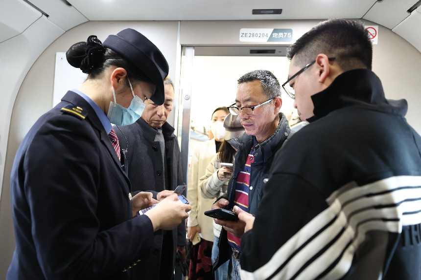 万婷在为旅客办理补票。王超摄