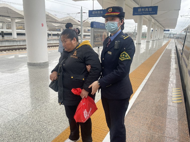 万婷在帮助视障重点旅客下车。万婷摄