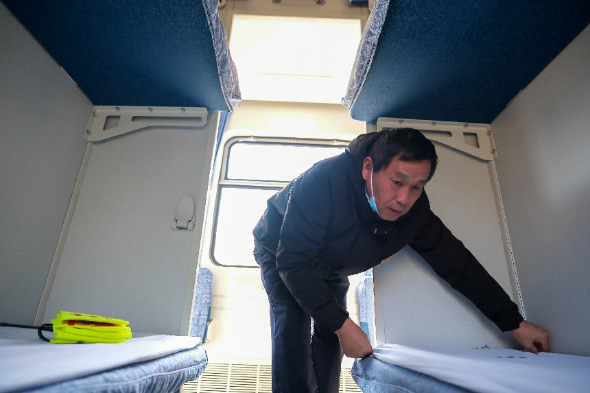 工作人員正細致的整理硬臥被褥，保証車廂干淨整潔。梁犇攝