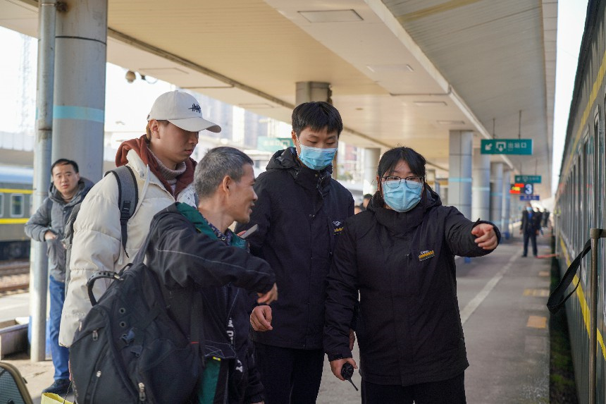 萍鄉工務段00后兄妹正值乘K4864次臨客列車，引導重點旅客上車。梁犇攝