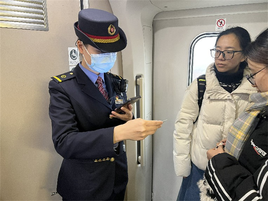 徐晶熱心為旅客提供中轉車次車票信息查詢服務。徐文悅攝