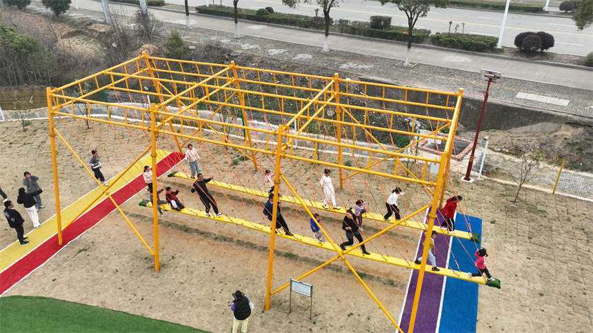 游客在田园综合体游玩。郑飞华摄