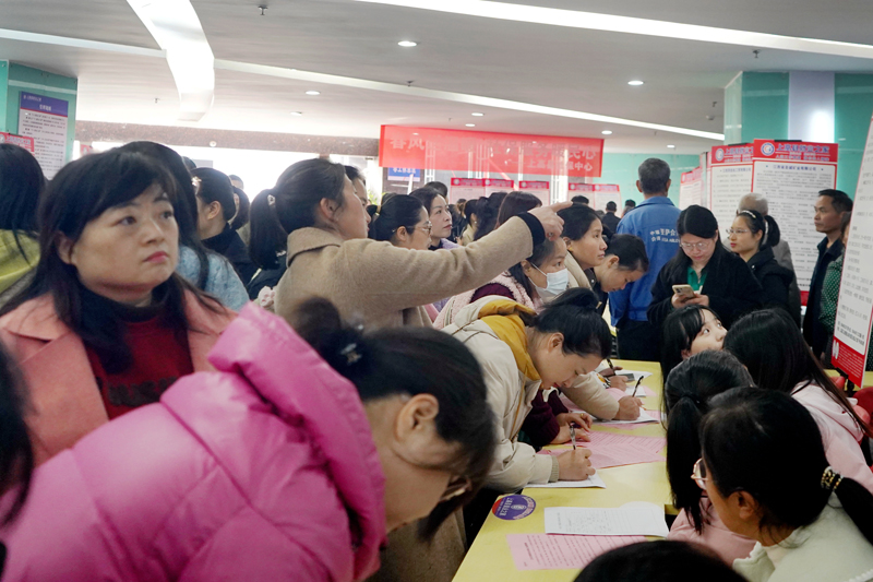 江西省宜春市上高县高新园区企业专场招聘会上人头攒动，应聘者在寻找适合自己的岗位。陈旗海摄