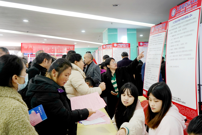 江西省宜春市上高县高新园区企业专场招聘会上人头攒动，应聘者在寻找适合自己的岗位。陈旗海摄