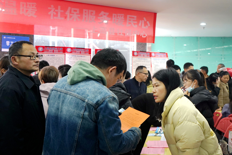 江西省宜春市上高县高新园区企业专场招聘会上人头攒动，应聘者在寻找适合自己的岗位。陈旗海摄