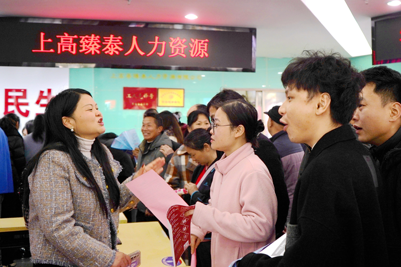 江西省宜春市上高县高新园区企业专场招聘会上人头攒动，应聘者在寻找适合自己的岗位。陈旗海摄
