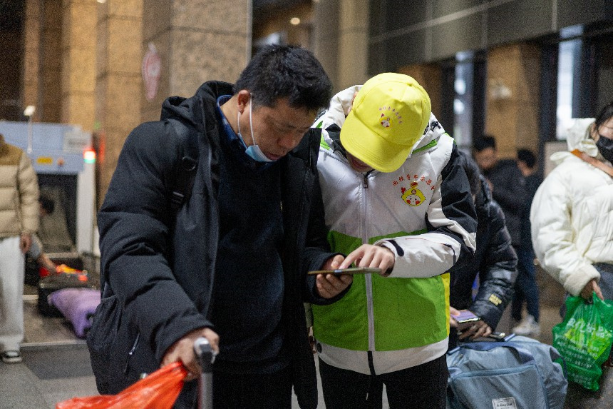 鹰潭站青年志愿者在进站口为旅客提供咨询指引服务。蔡紫妍摄