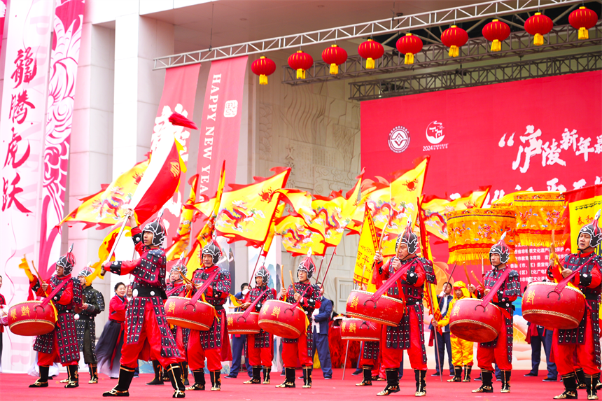 2月24日，“廬陵新年最吉安”2024江西元宵舞龍大會在江西吉安啟動。人民網 黃睿靖攝