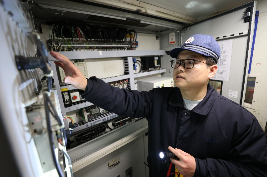 陈鹏在检查电气控制柜。许建军摄