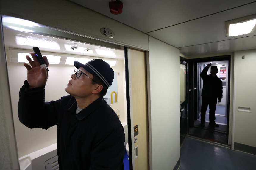 陈鹏在检查厕所电动门。许建军摄