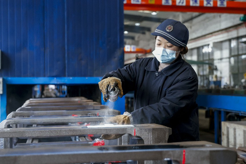 南昌南车辆段向塘修车车间钩缓组职工刘心雨正在涂打钩尾框检修标记。陈松摄