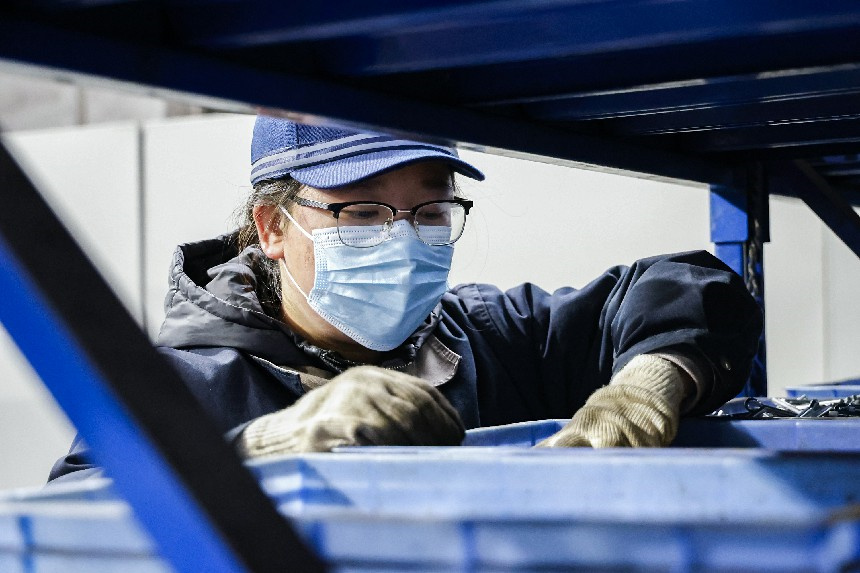 南昌南车辆段向塘修车车间综合组职工郑宁璐正在整理配件。陈松摄
