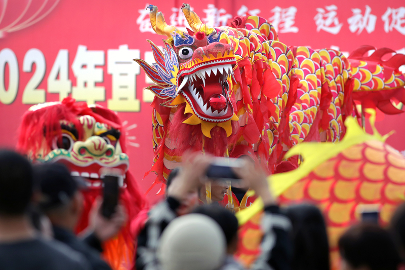 市民在江西省宜豐縣新昌公園觀賞“龍騰獅舞·全民健身”活動。何賤來攝