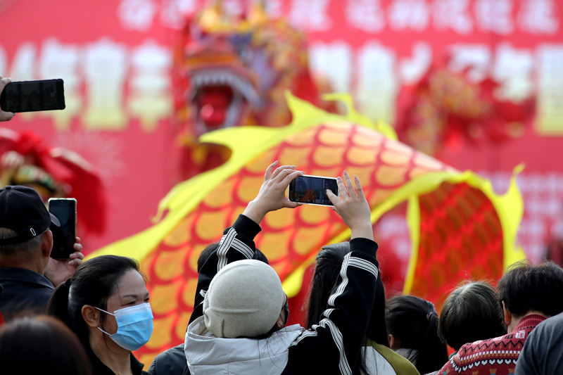 市民在江西省宜丰县新昌公园观赏“龙腾狮舞·全民健身”活动。何贱来摄