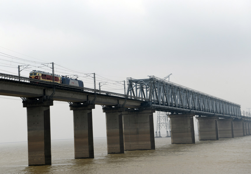 除冰机车行驶在衢九铁路鄱阳湖特大桥上，对接触网上的覆冰进行除冰作业。胡国林摄