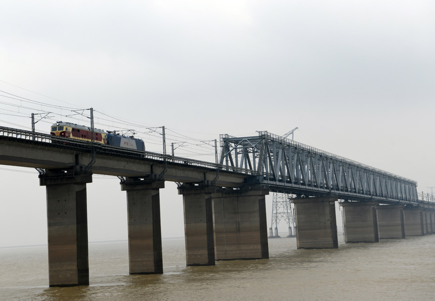 除冰機車行駛在衢九鐵路鄱陽湖特大橋上，對接觸網上的覆冰進行除冰作業。胡國林攝