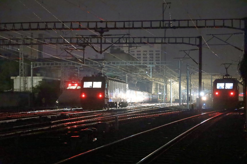 夜晚，高铁和旅客列车缓缓驶入南昌站股道内。杨子熠摄