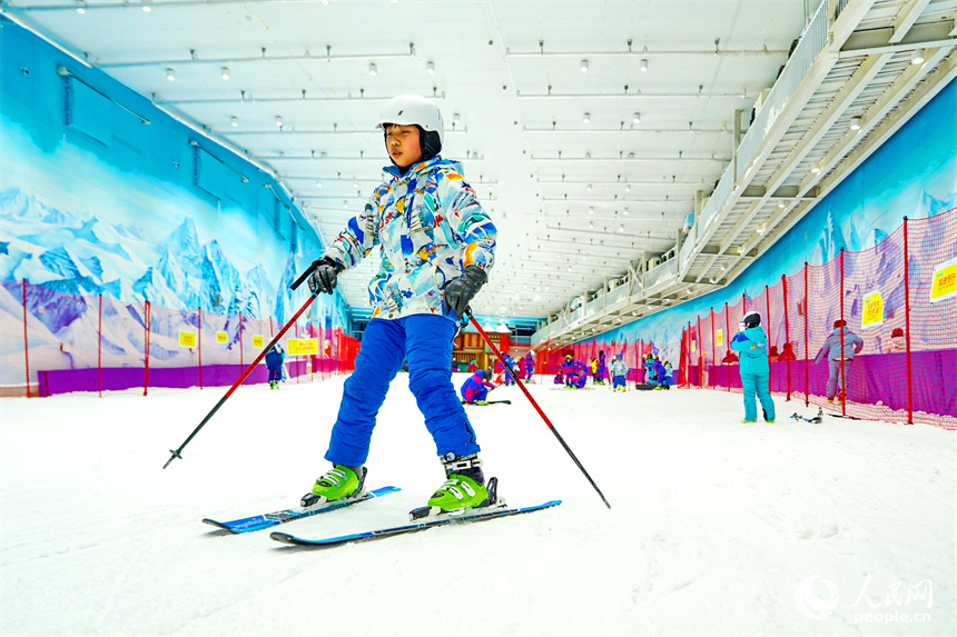赣州蓉江新区的一家室内滑雪场，前来体验滑雪、滑冰项目的冰雪运动爱好者络绎不绝，其中不乏初次接触冰雪运动的青少年。人民网 朱海鹏摄