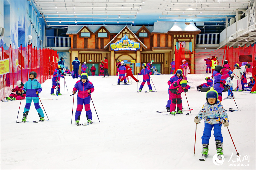 赣州蓉江新区的一家室内滑雪场，前来体验滑雪、滑冰项目的冰雪运动爱好者络绎不绝，其中不乏初次接触冰雪运动的青少年。人民网 朱海鹏摄
