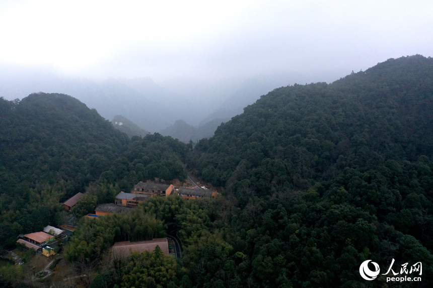 航拍鏡頭下的江西安遠三百山山清水秀生態美。 人民網記者 時雨攝