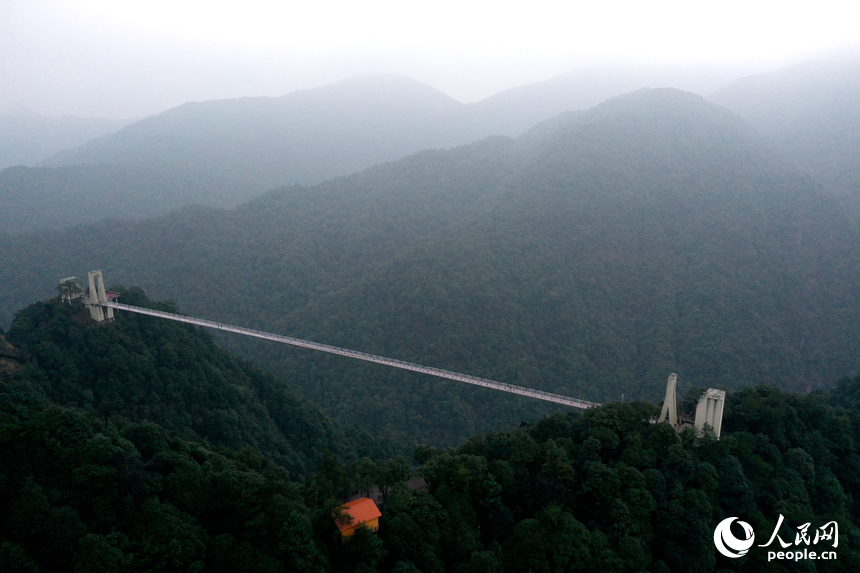 航拍镜头下的江西安远三百山山清水秀生态美。 人民网记者 时雨摄