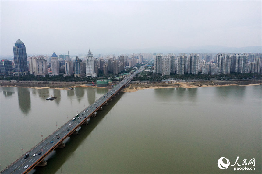 3月3日赣江南昌段水位实况。受持续降雨影响，水位上涨。 人民网记者 时雨摄