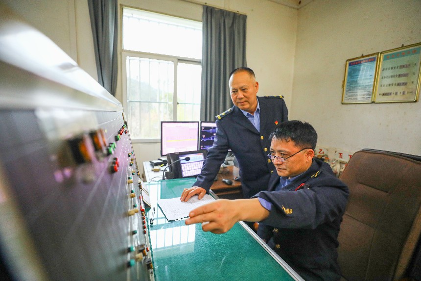 在城門站，站長曹永利正在行車室工作。 張海根攝