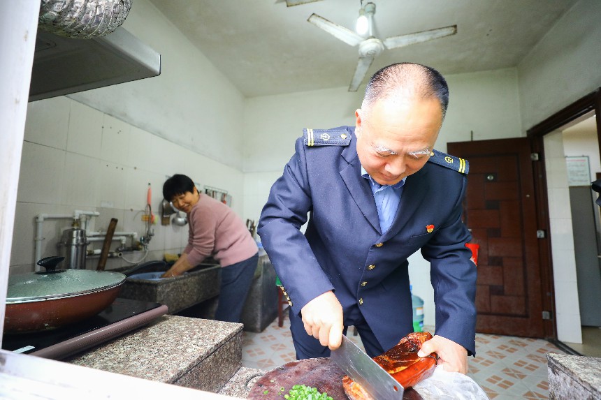 在城門站，曹永利夫婦正在廚房做飯。張海根攝