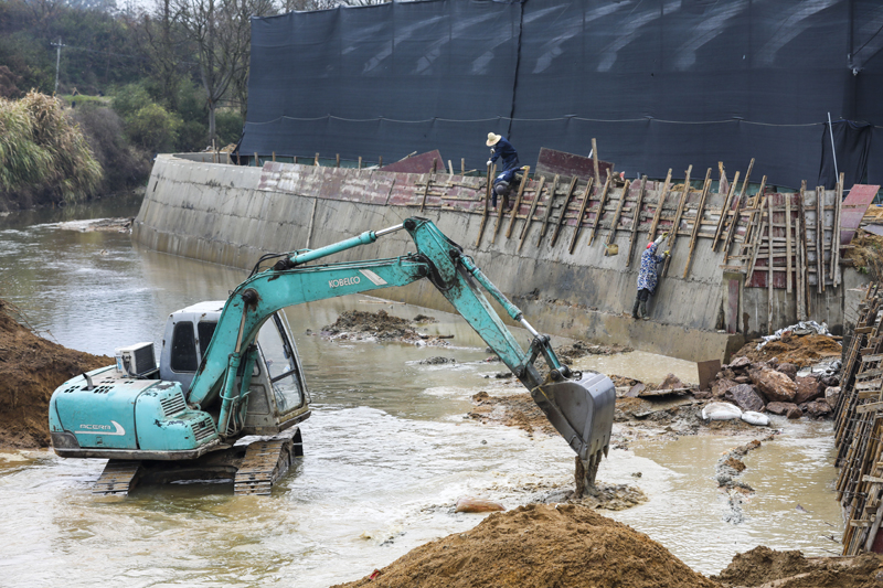 3月4日，南豐縣洽灣鎮西坪村，工人在進行河道疏浚、堤防加固等作業。謝東攝
