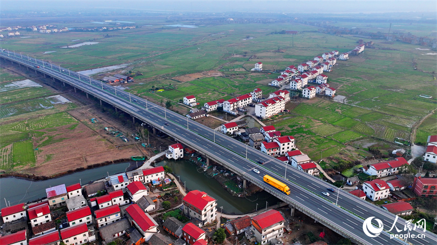 南昌县南新乡西江村，车辆在绕城高速公路上疾驰，沿线乡村春景怡人。人民网 朱海鹏摄