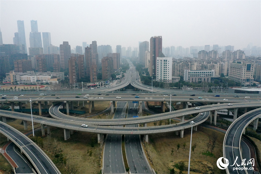 江西省南昌市红谷滩区的城市道路与环城快速路纵横交织。 人民网记者 时雨摄