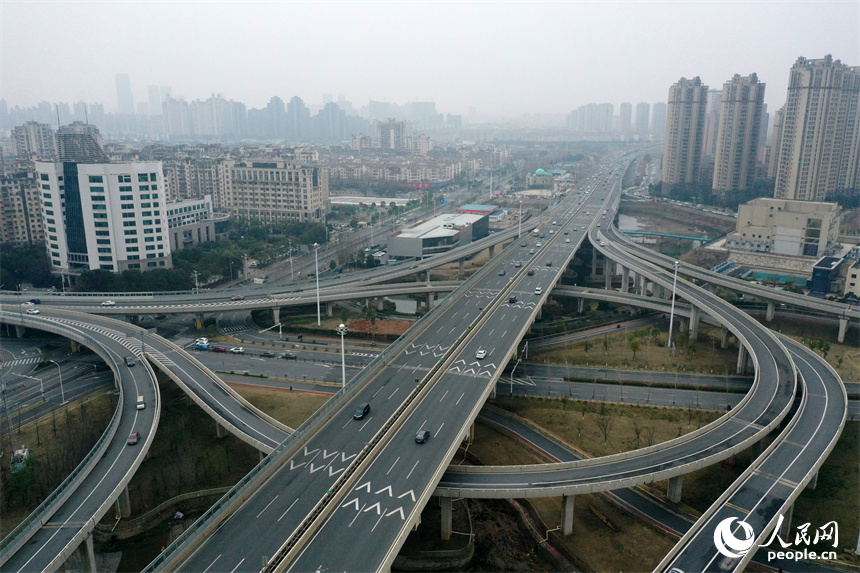 江西省南昌市紅谷灘區的城市道路與環城快速路縱橫交織。 人民網記者 時雨攝