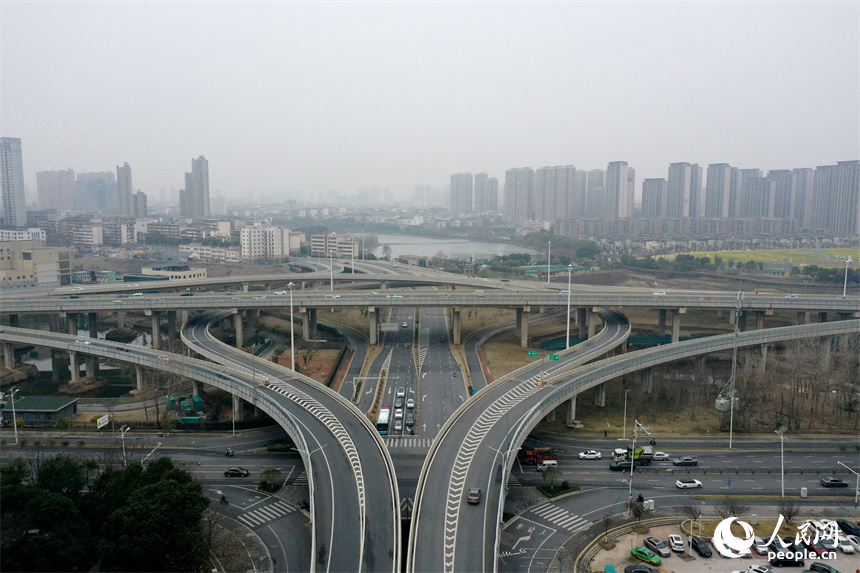 江西省南昌市紅谷灘區的城市道路與環城快速路縱橫交織。 人民網記者 時雨攝