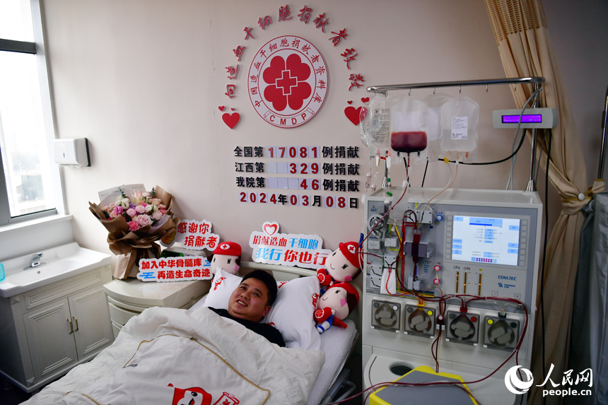 唐先生正在捐獻造血干細胞。 人民網記者 時雨攝
