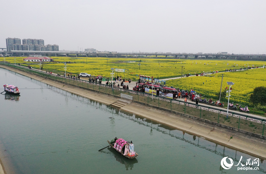 花船巡游。 人民网记者 时雨摄