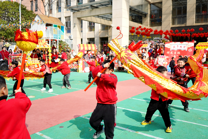 上高县第八幼儿园的孩子们正在表演舞龙。陈旗海摄