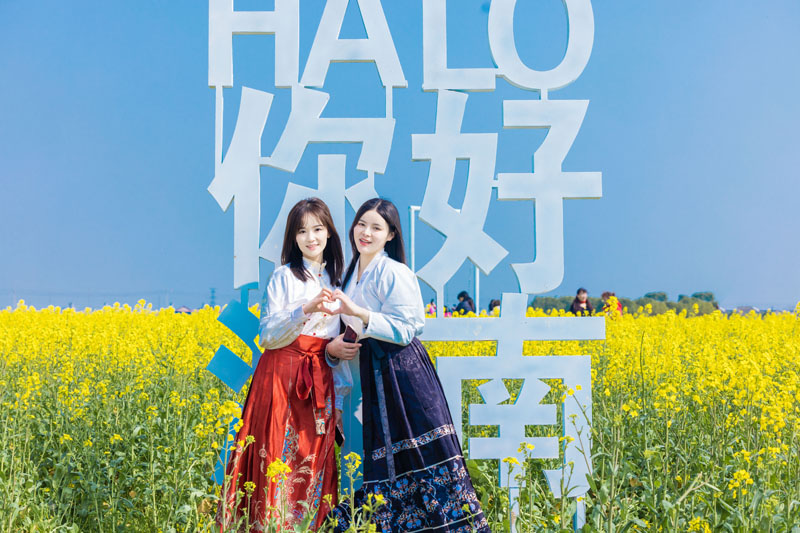 位于南昌县银三角浒南村的千亩油菜花陆续绽放，吸引游客前来打卡拍照。李昊摄